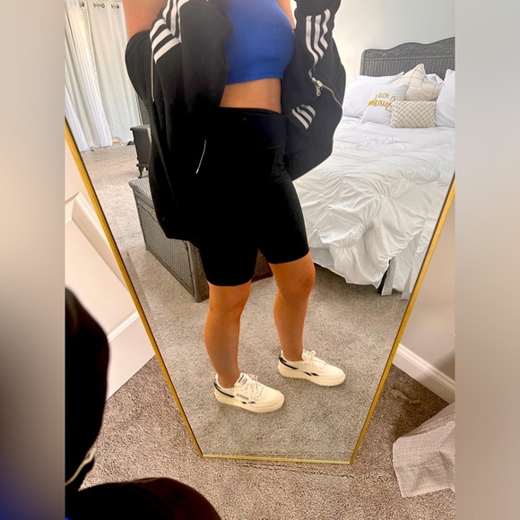 Hi, I’m Alexis. Like and leave a comment so I can check out your closet too! - Picture 11 of 12